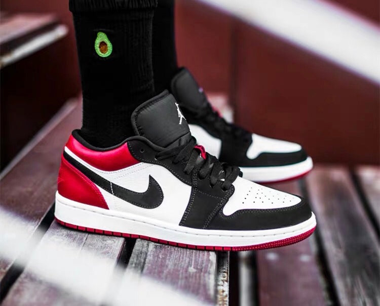 MO - AJ1 black toe