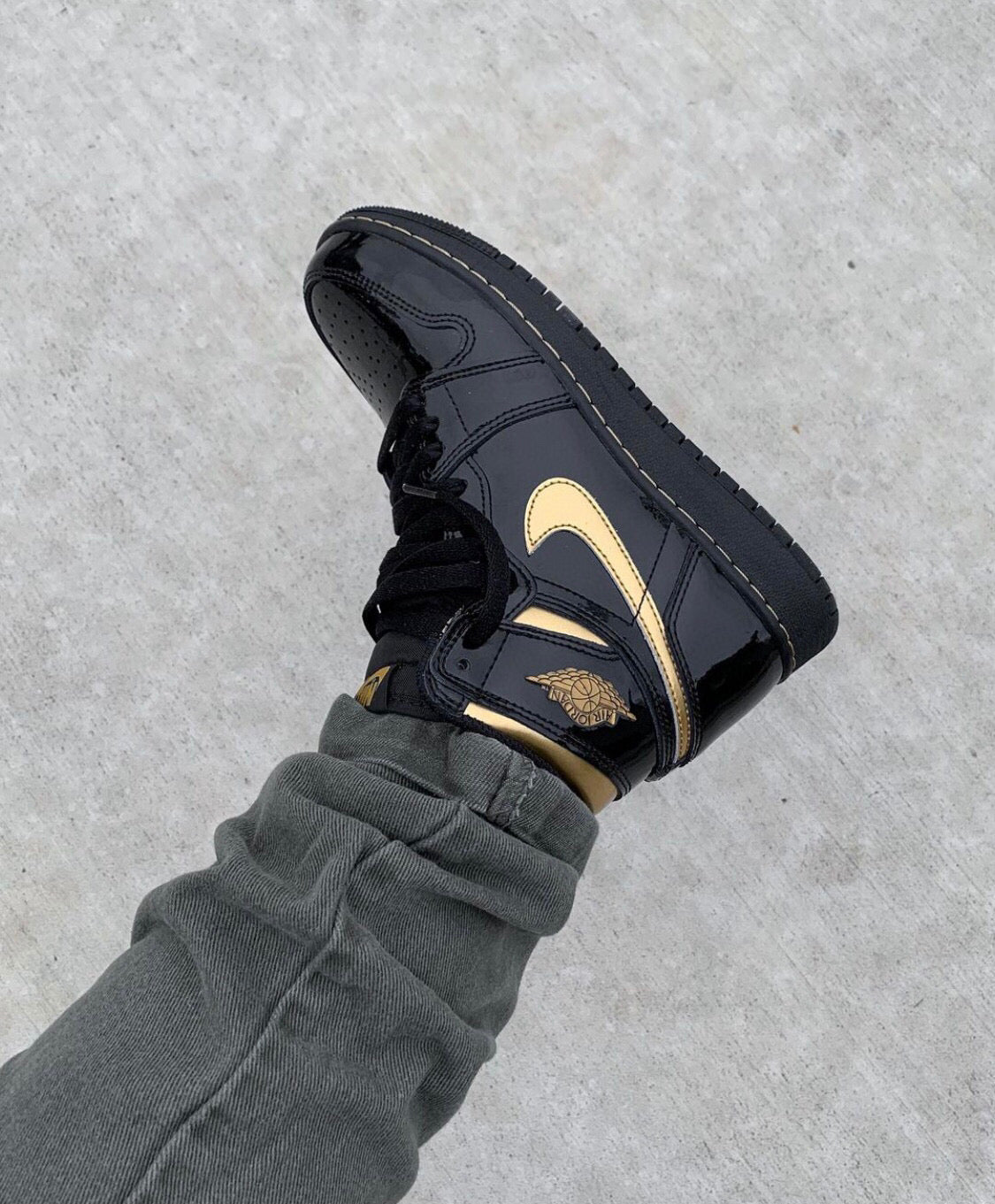 MO - AJ1 High Black Gold