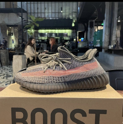 MO - Yzy 350 Volcanic Ash Sneaker