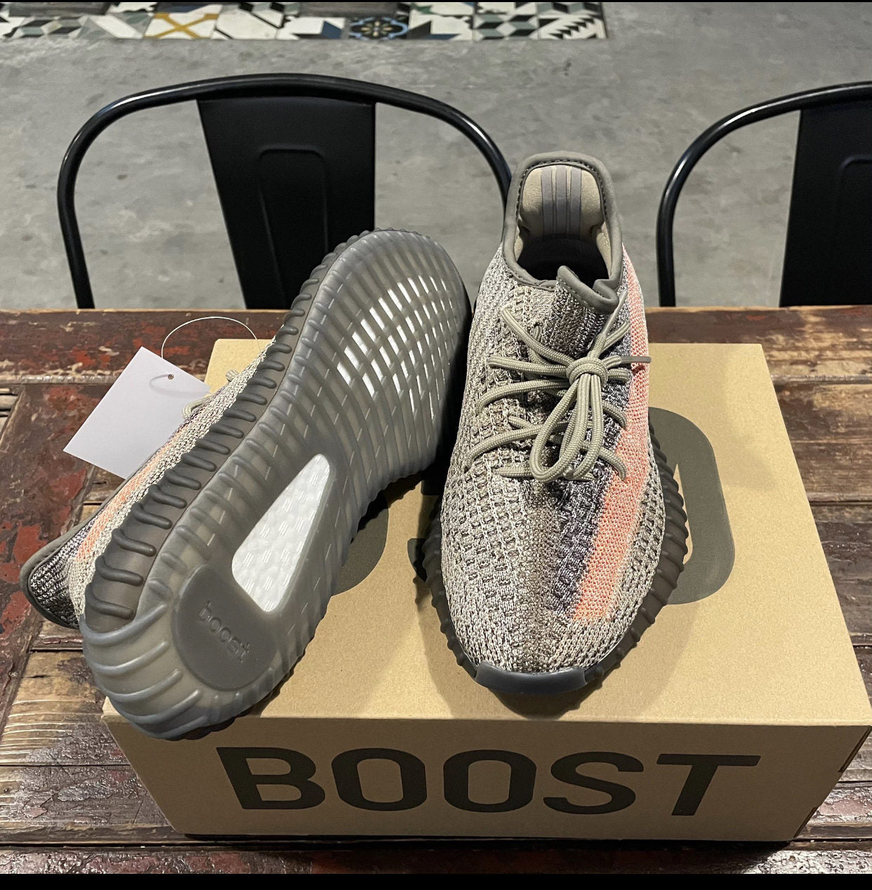 MO - Yzy 350 Volcanic Ash Sneaker