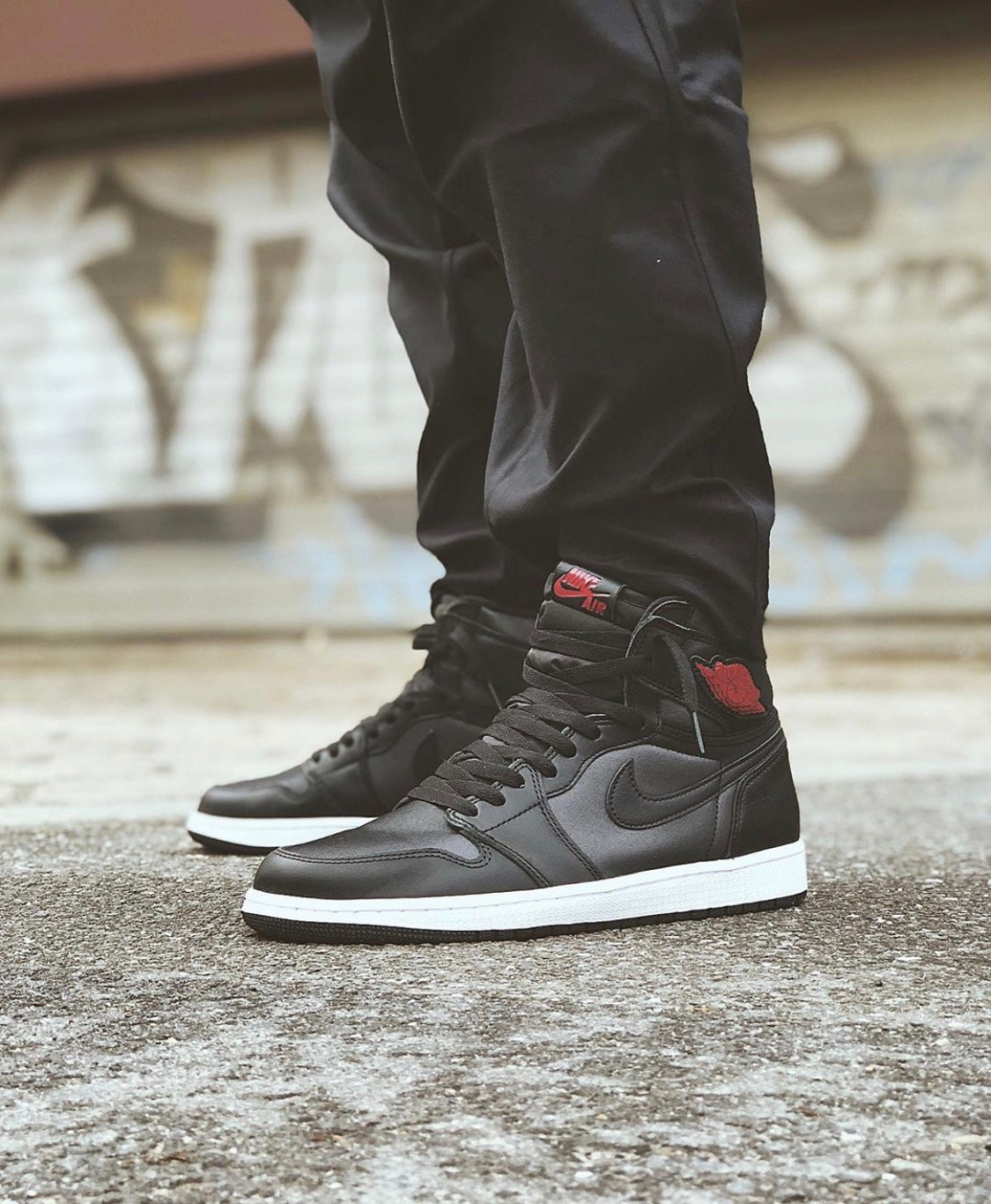 MO - AJ1 black and red silk