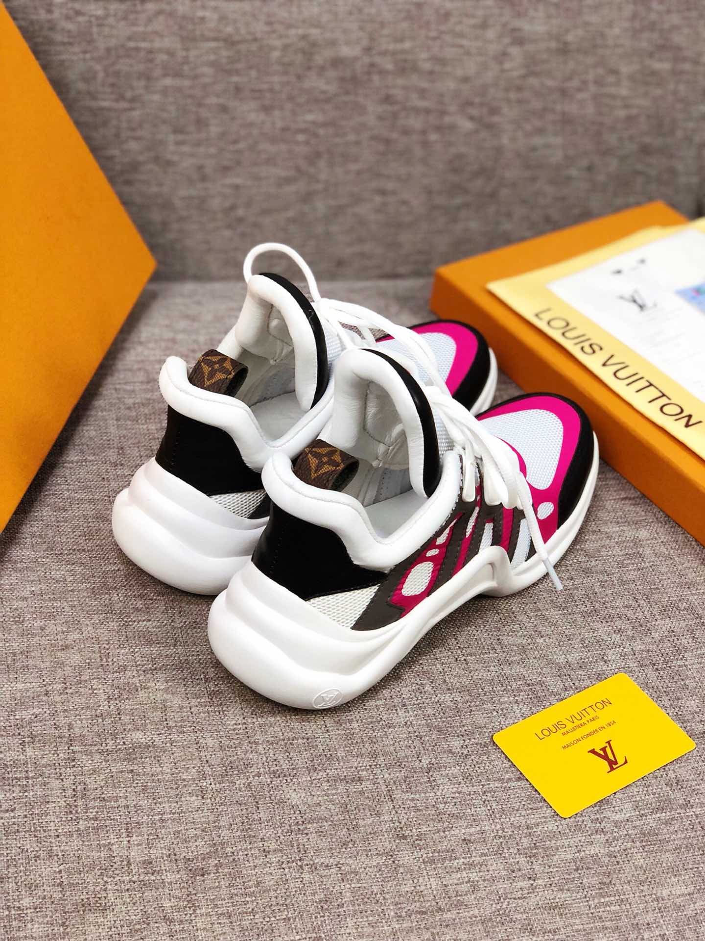 MO - LUV Archlight Pink White Black Sneaker