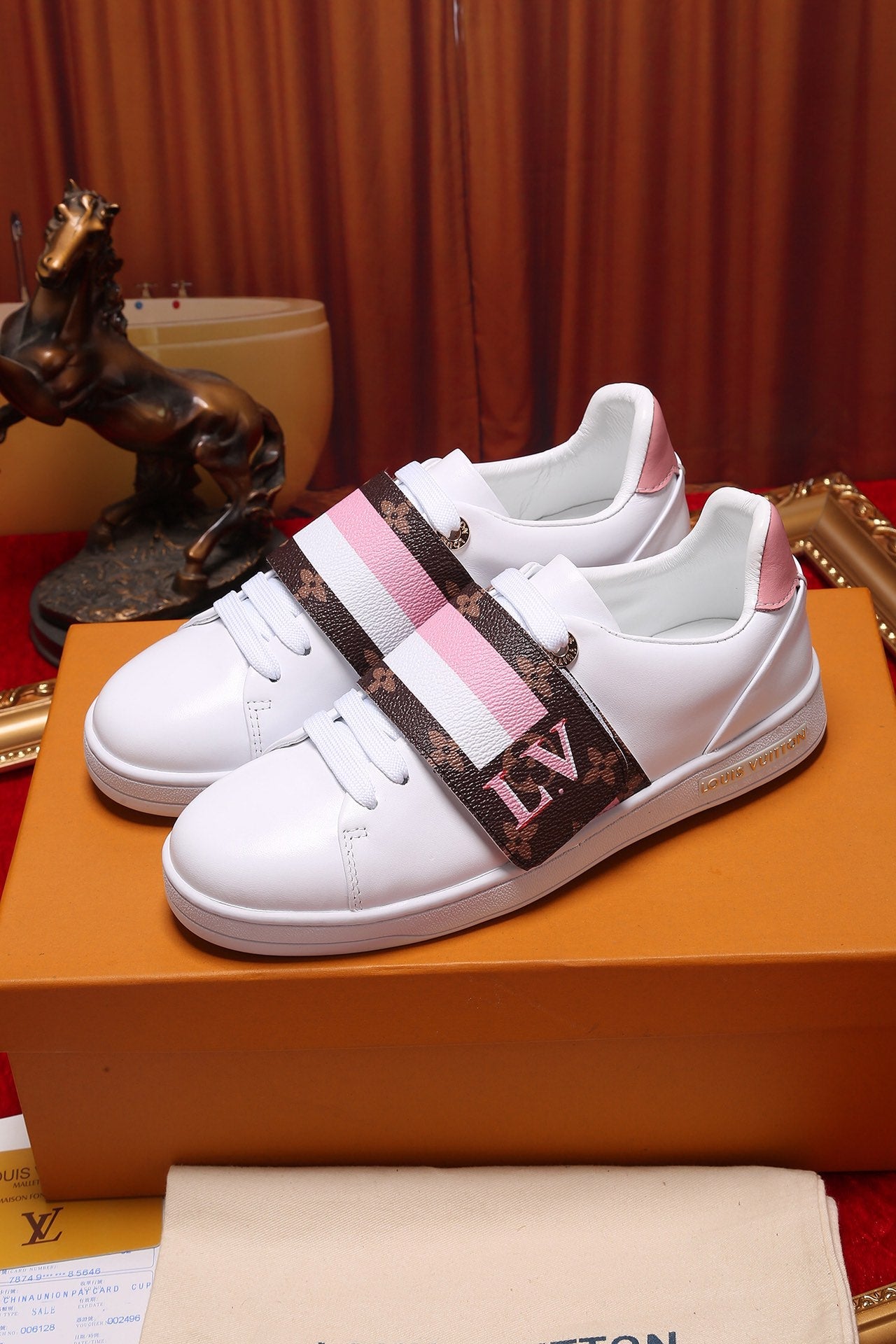 MO - LUV Font Row Pink Sneaker