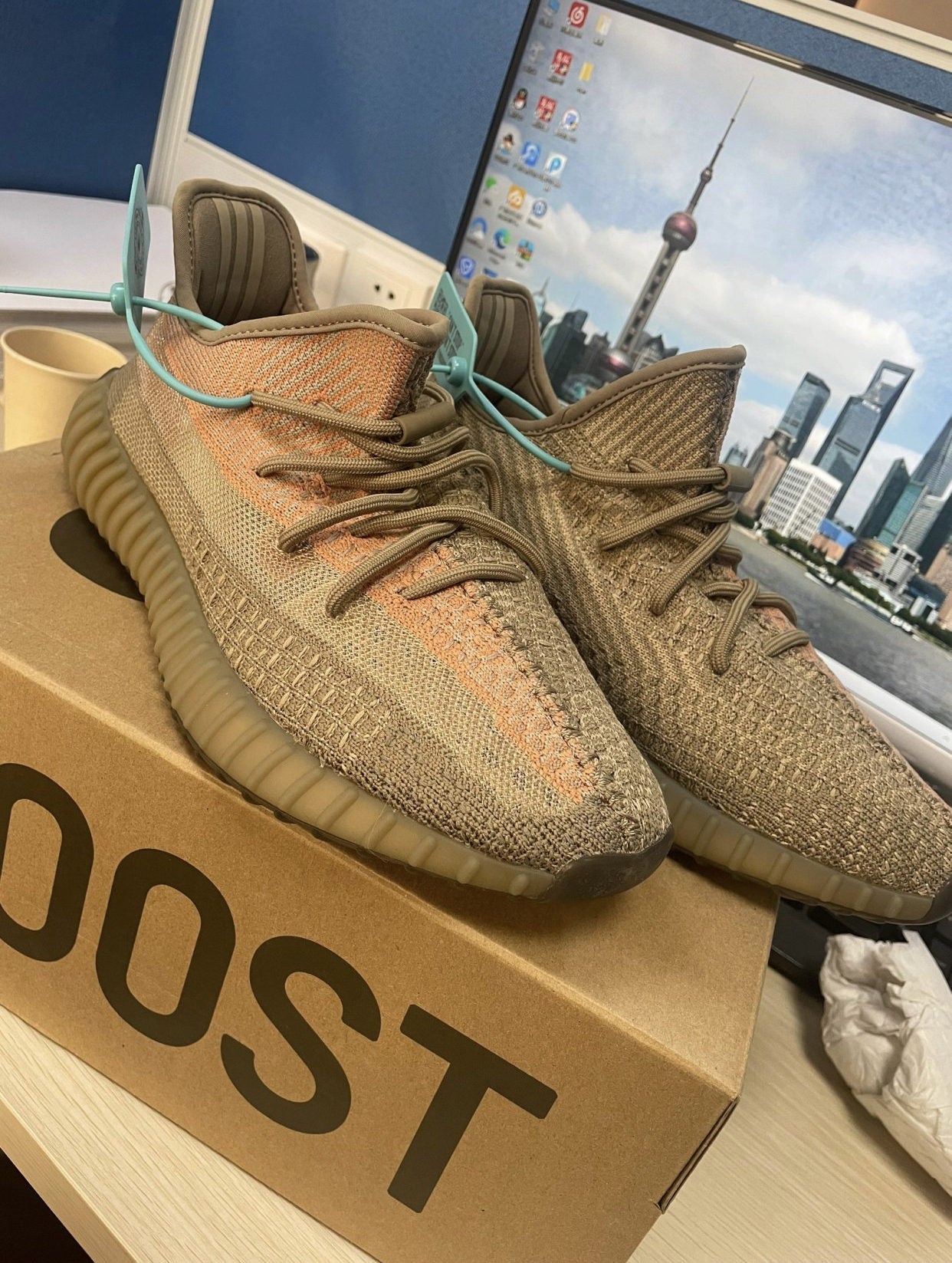 MO - Yzy 350 Dirty Orange Angel Sneaker