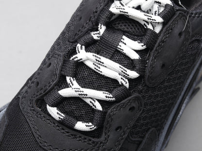 MO - Bla Triple S Air Cushion Black Sneaker