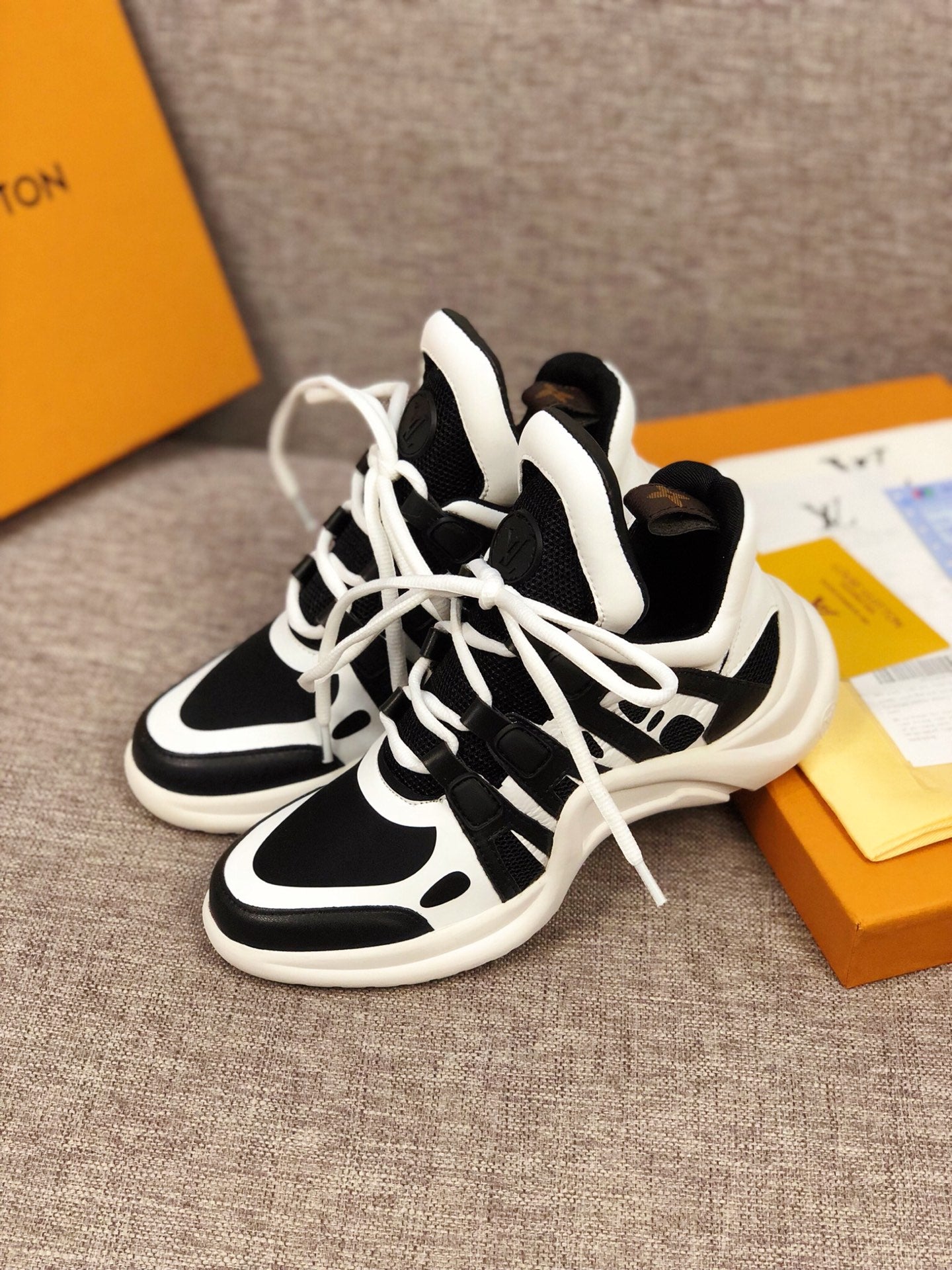 MO - LUV Archlight Black White Sneaker