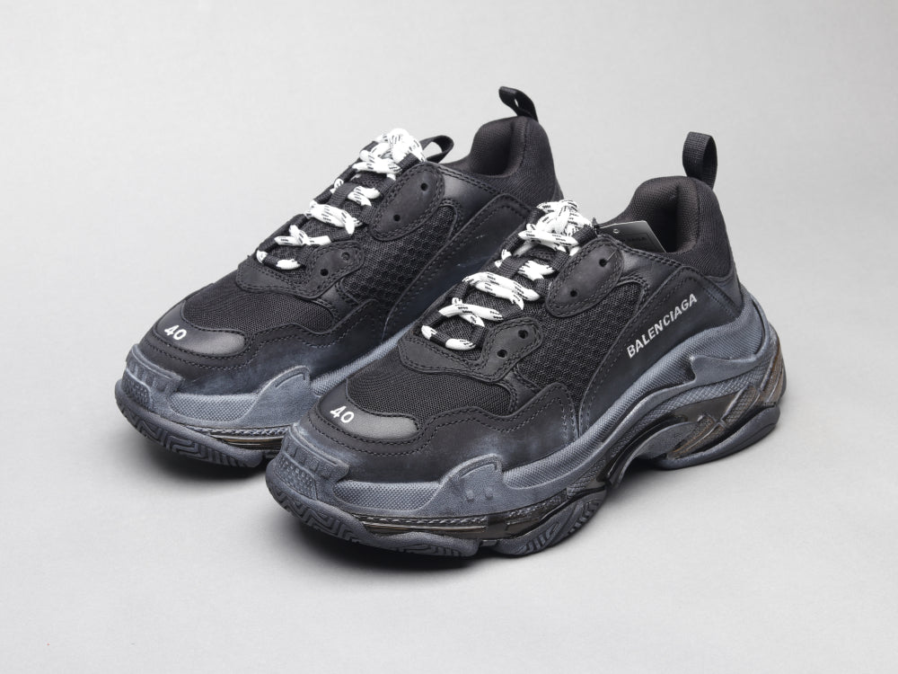 MO - Bla Triple S Air Cushion Black Sneaker