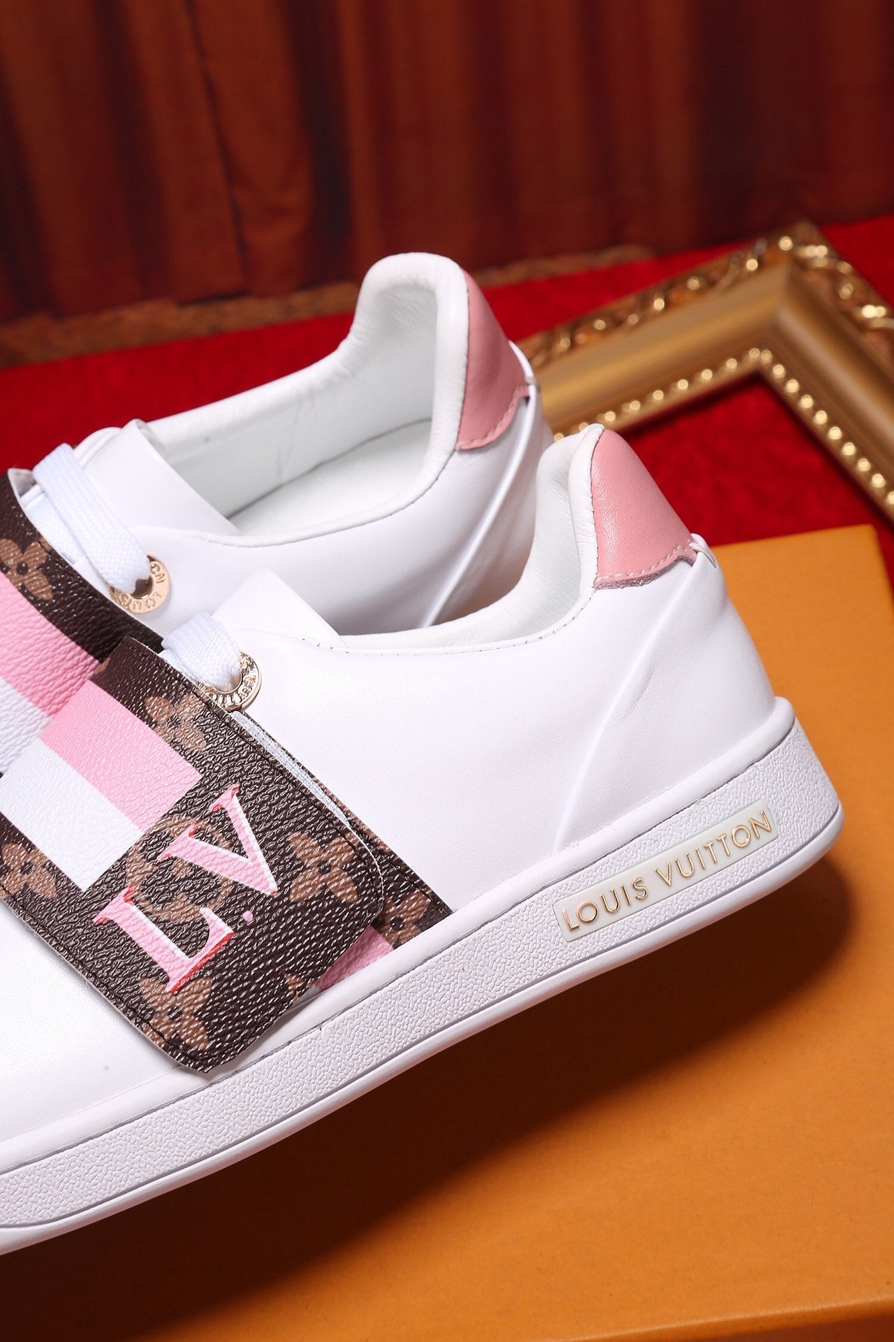 MO - LUV Font Row Pink Sneaker