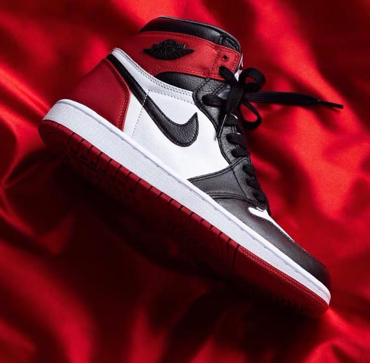 MO - AJ1 red silk black toe