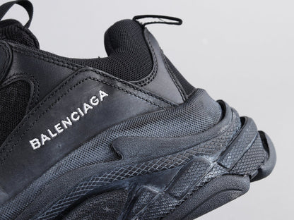 MO - Bla Triple S Pure Black Sneaker