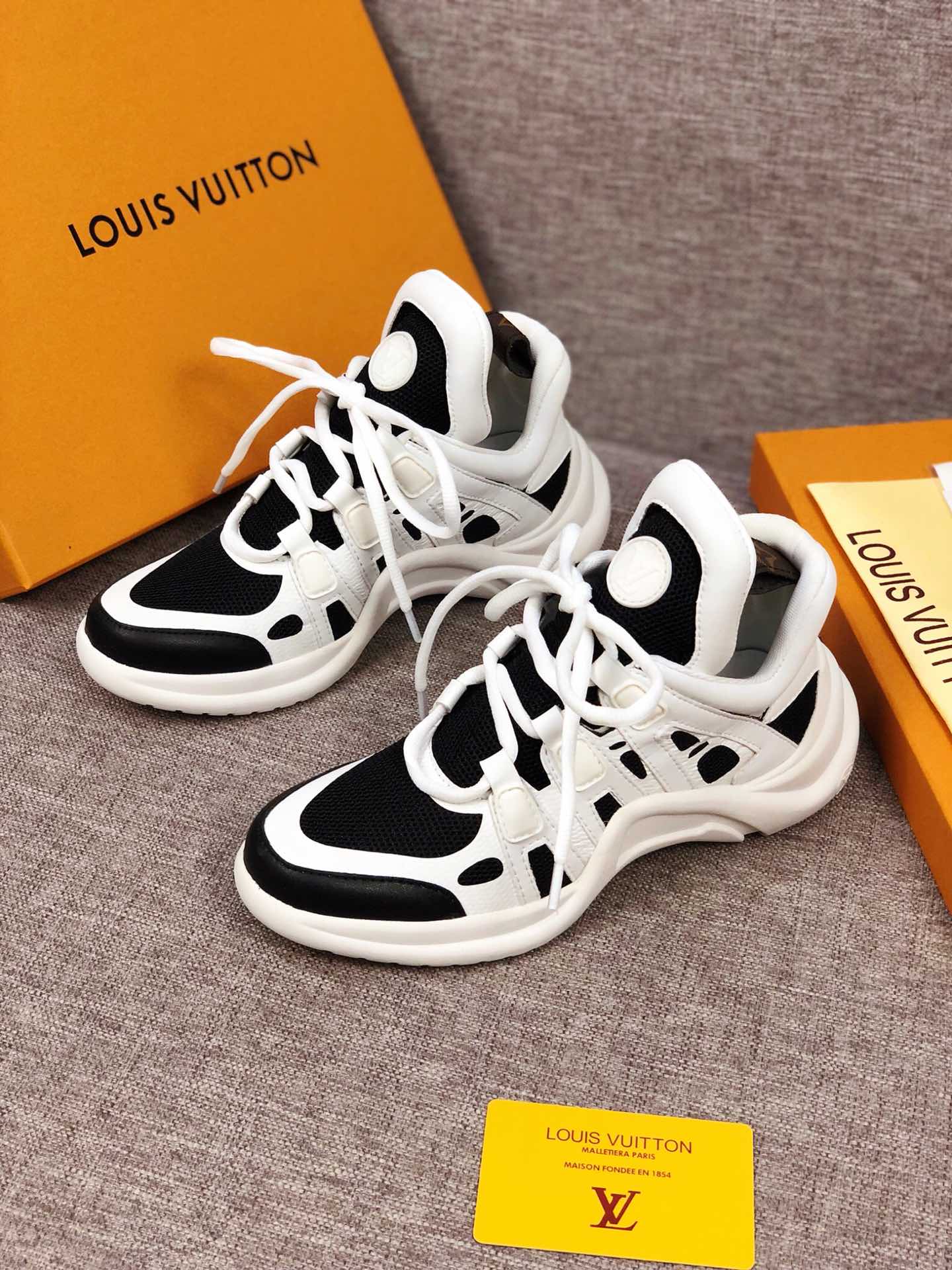 MO - LUV Archlight Black White Sneaker