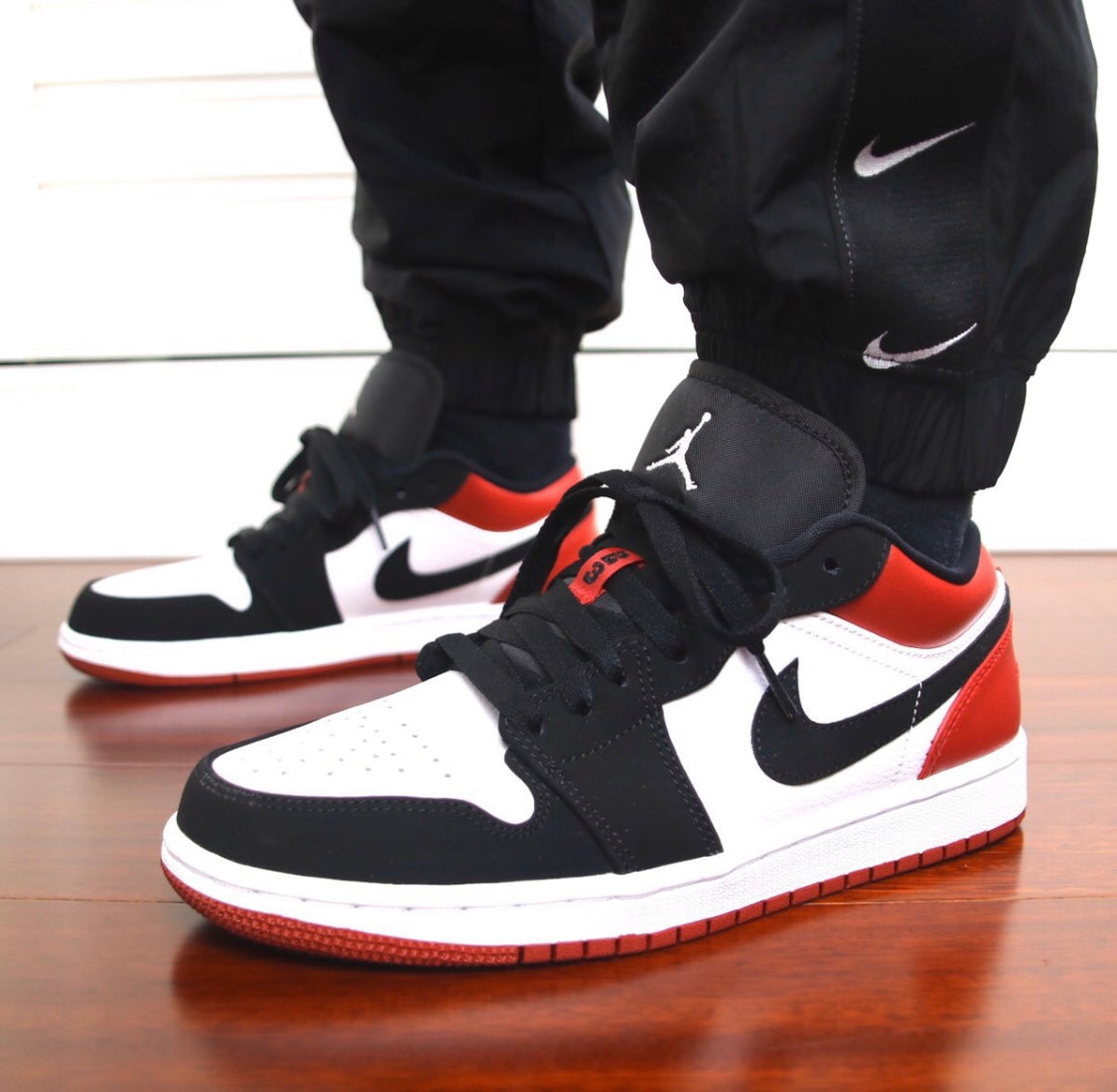 MO - AJ1 black toe