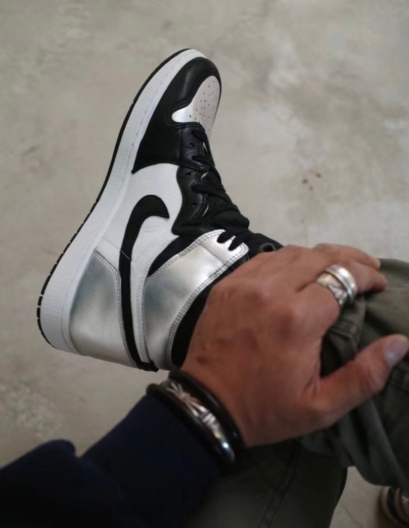 MO - AJ1 Metallic Silver