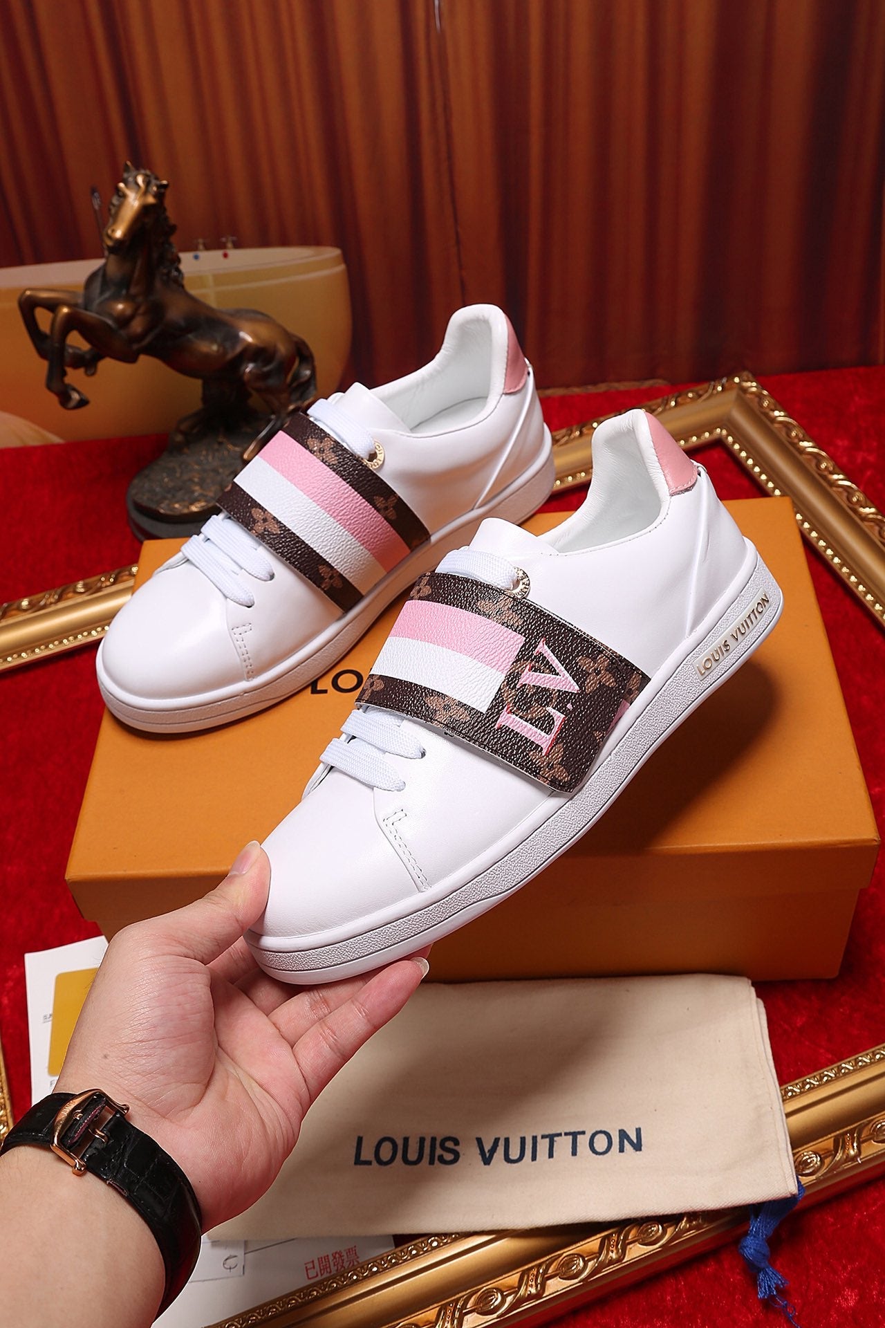 MO - LUV Font Row Pink Sneaker