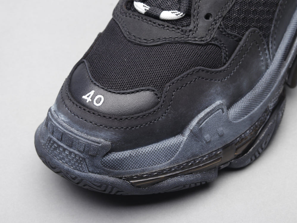 MO - Bla Triple S Air Cushion Black Sneaker