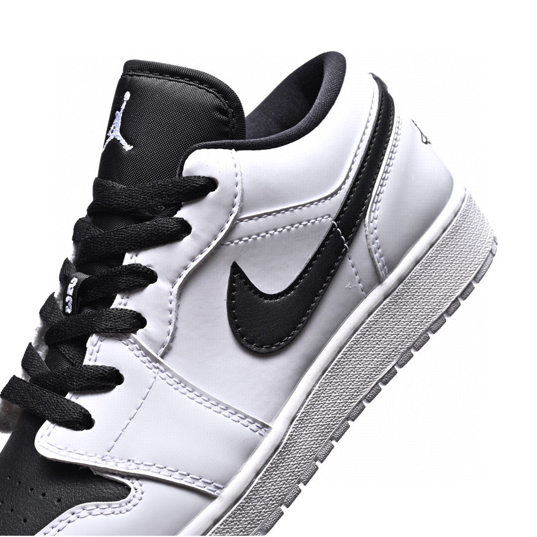 MO - AJ1 low black and white panda