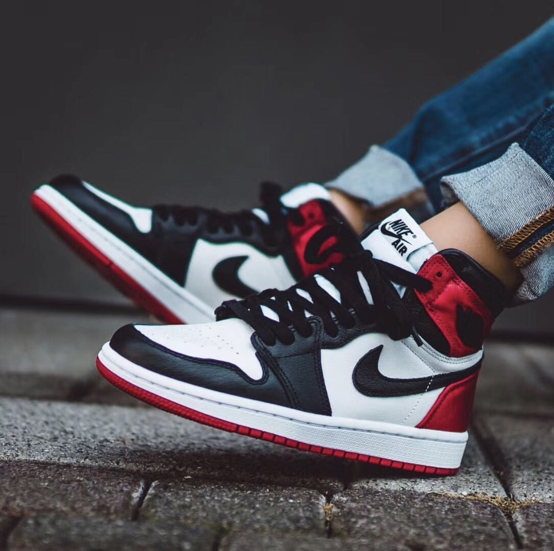 MO - AJ1 red silk black toe